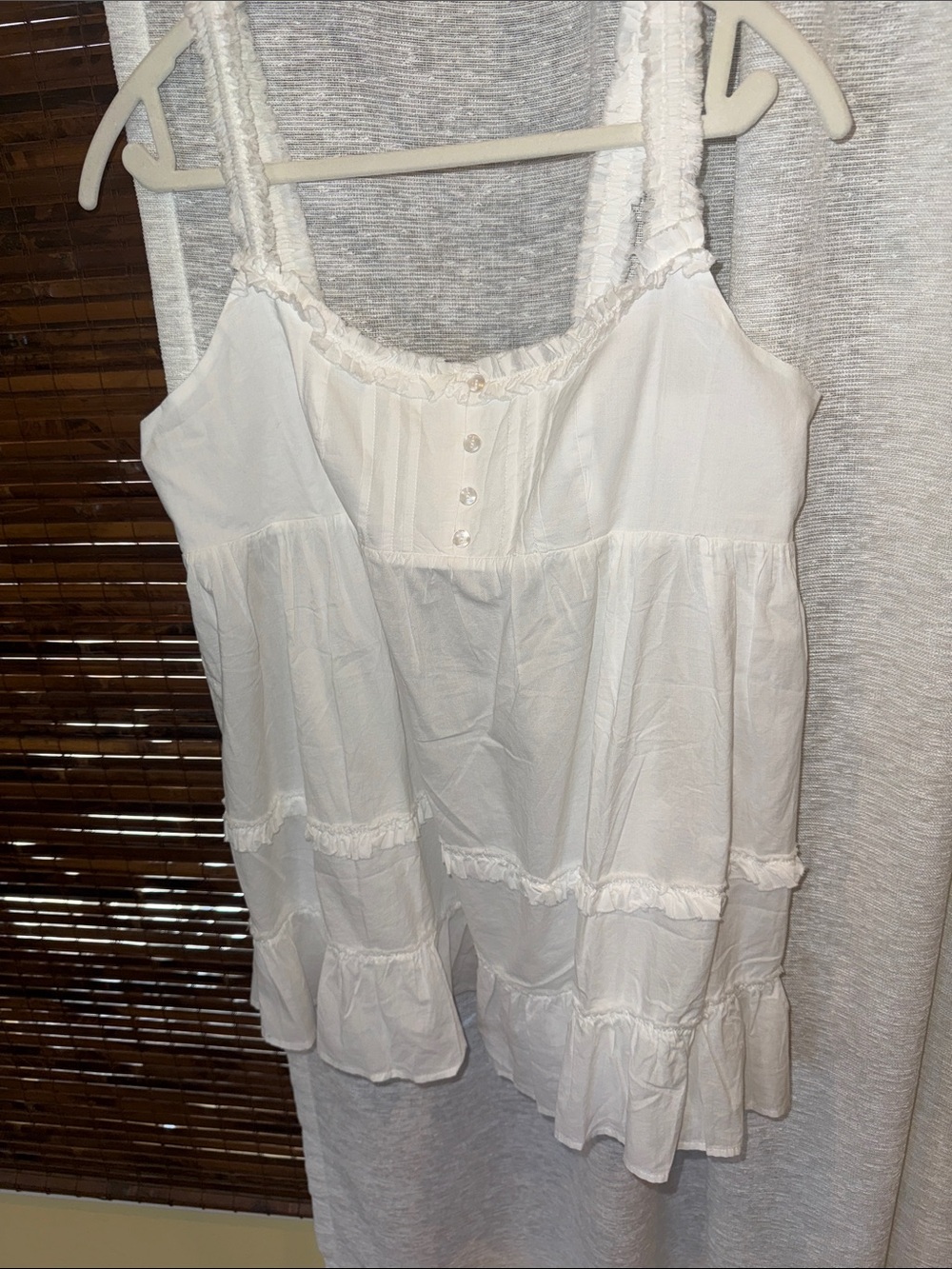 eesome White Button-Front Ruffled Tank
